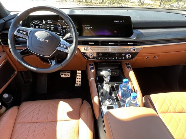 A View Of The Front Seat In The 2023 Kia Telluride