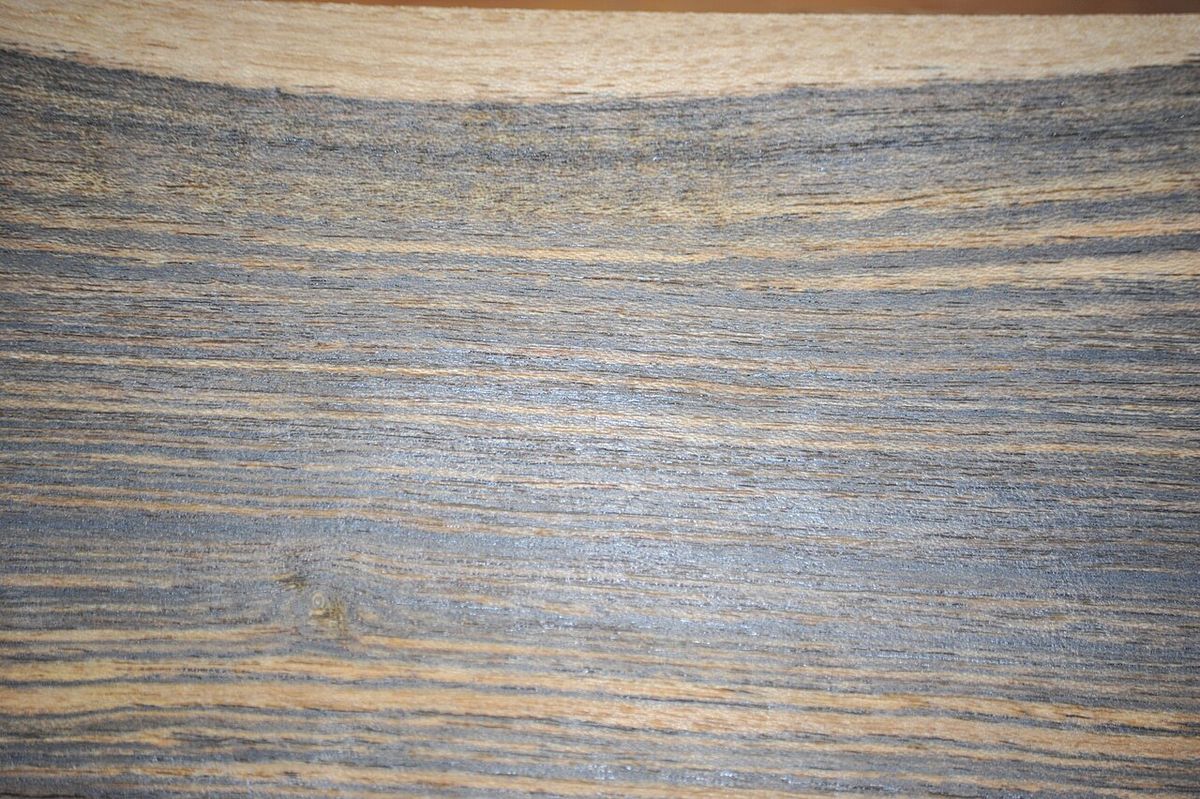 Tabla de madera de bocote con las vetas oscuras muy marcadas sobre fondo claro.