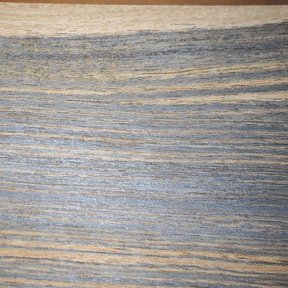 Tabla de madera de bocote con las vetas oscuras muy marcadas sobre fondo claro.