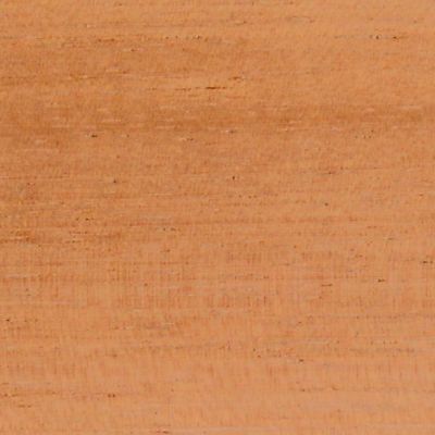 Superficie de madera de cedro rojo, rojiza y de veta fina y recta.