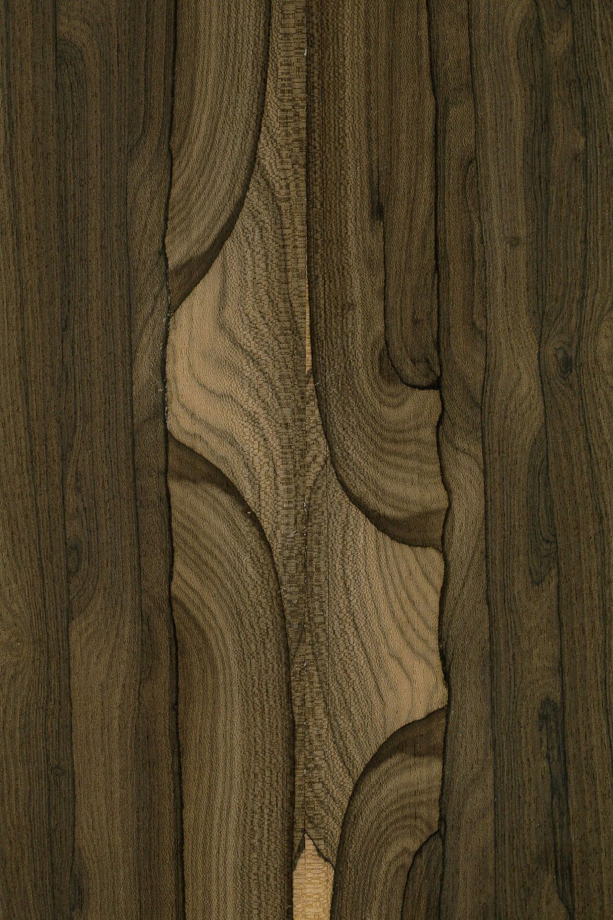 Tabla de madera de cópite con las vetas oscuras y onduladas muy marcadas.