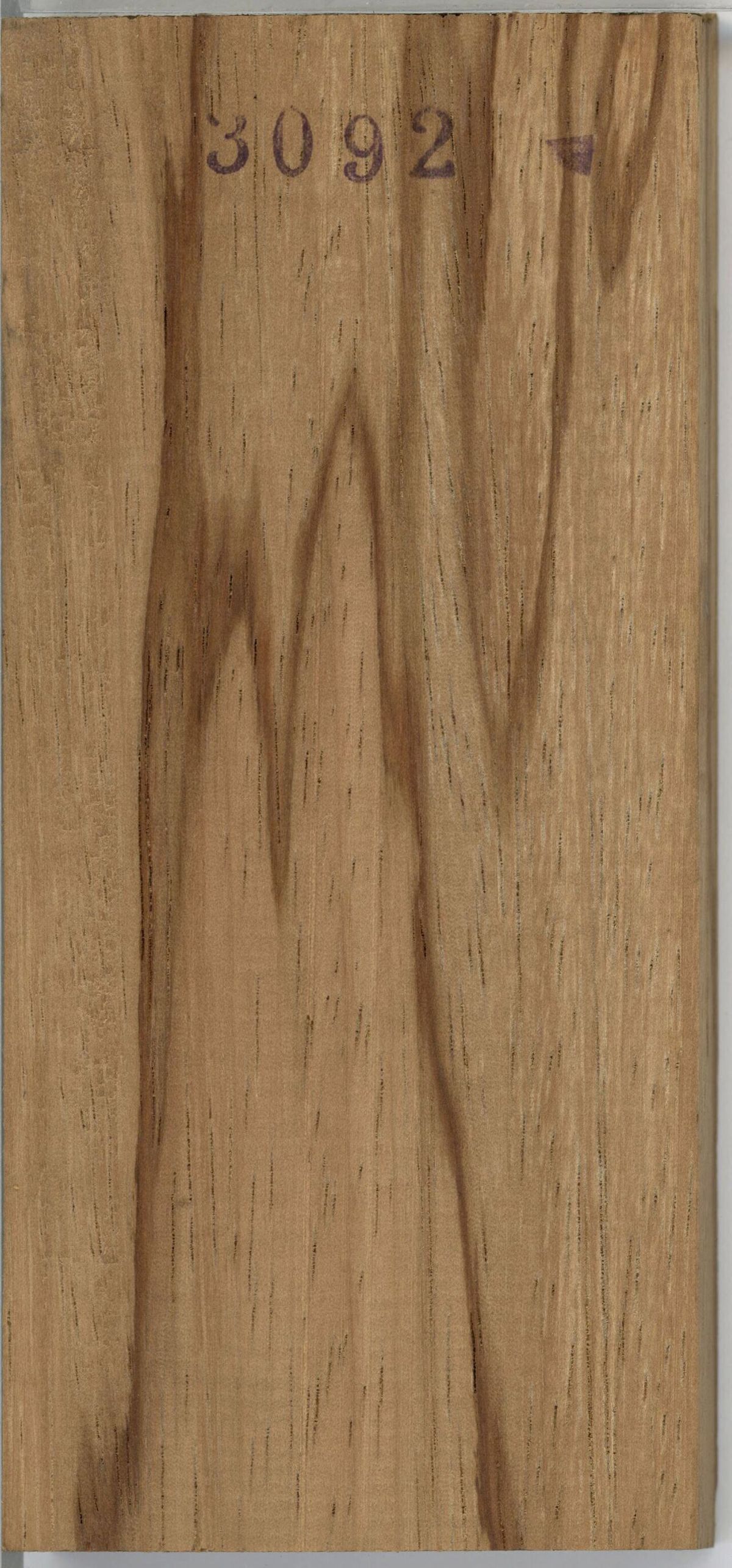 Muestra numerada de madera de dzalam, clara y de veta ondulada.