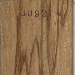 Muestra numerada de madera de dzalam, clara y de veta ondulada.