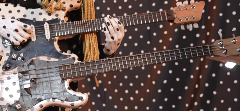 File:Angine de Poitrine guitar.webp