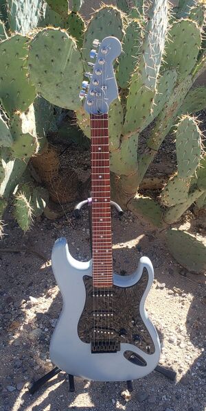 File:Bob Lopez-Hanshaw's kite guitar.jpg