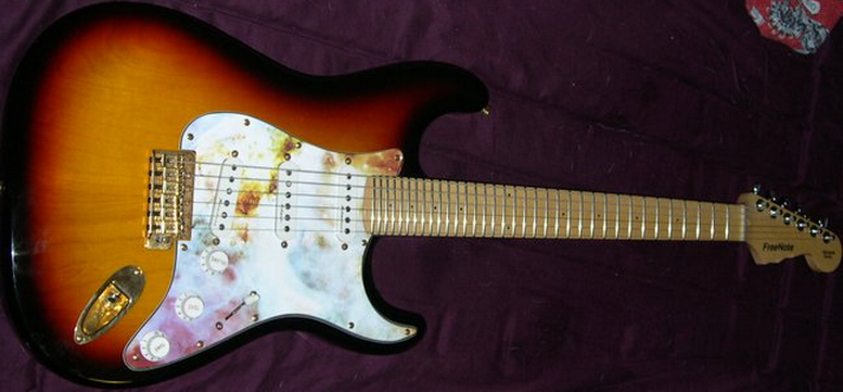 Gitarra Nonadecafónica Freenote (19-ED2).png